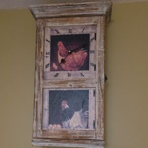 Rustic Farmhouse Wall Clock with Rooster Design
